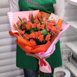 Букет из 7 розово-оранжевых кустовых роз  - увеличить