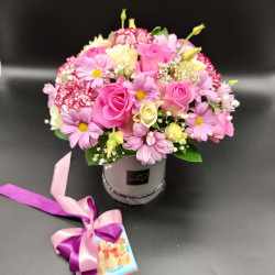 Цветы в коробке из хризантемы и гвоздики "Аланья" - увеличить