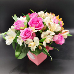 Цветы в коробке из альстромерии и роз "Лесанна" - увеличить