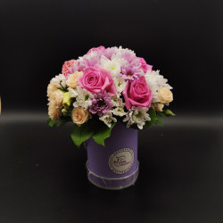 Цветы в коробке из роз и хризантемы "Леона" - увеличить