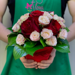 Коробка из кустовой розы и розы "Розалинда" - увеличить