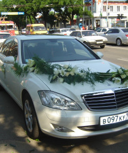 Белые лилии для авто невесты - увеличить
