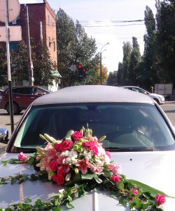 Букет розовых и белых роз на капот автомобиля - увеличить