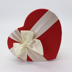 Подарочная коробка в форме сердца красно-белая 19x17 - увеличить