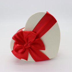 Подарочная коробка в форме сердца бело-красная 16x14 - увеличить