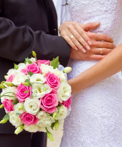 Свадебный круглый букет из розовых и белых роз - увеличить