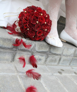 Свадебный букет из красных роз с декором - увеличить