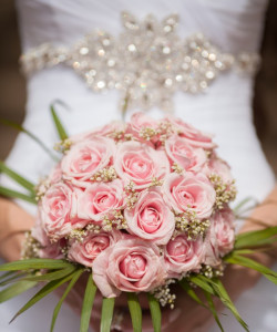 Букет невесты - розовые розы и гипсофила - увеличить