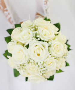 Белый букет невесты из роз и гипсофилы - увеличить