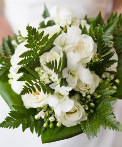 Белые розы в романтичном букете невесты - увеличить