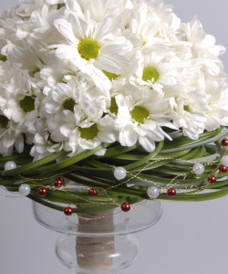 Свадебный букет из белых хризантем - увеличить