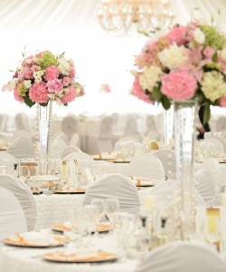 Стол для гостей с нежно-розовыми цветами - увеличить