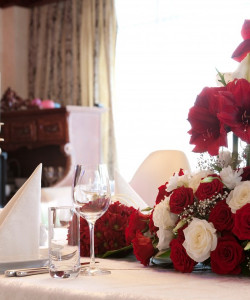 Стол для гостей с бордовыми и белыми розами - увеличить