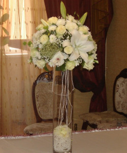 Стол для гостей в с белыми цветами - увеличить