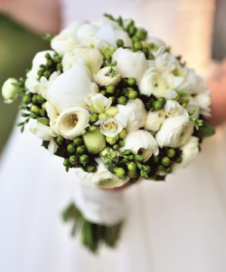 Букет для невесты из белых цветов - увеличить
