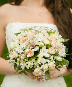 Букет для невесты из роз и лилий - увеличить