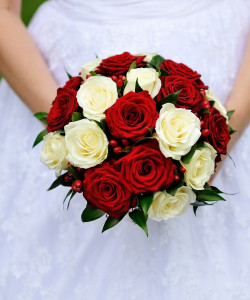 Букет невесты из бордовых и белых роз - увеличить