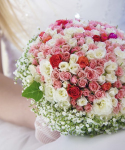Букет невесты из роз разных цветов - увеличить