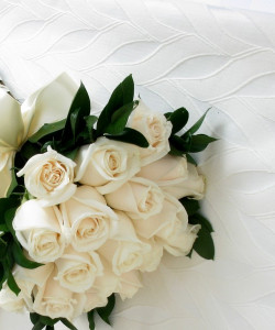 Букет невесты из белых роз - увеличить