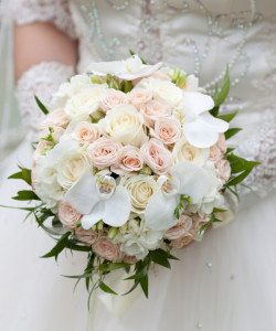 Букет невесты из светло-розовых роз - увеличить