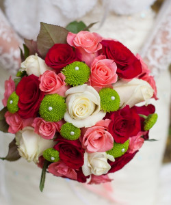 Букет невесты из роз трех цветов - увеличить