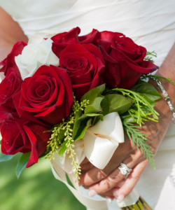 Букет невесты из бордовых и белой розы - увеличить