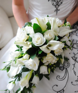 Букет невесты из белых роз и лилий - увеличить