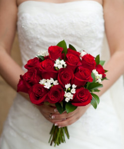 Букет невесты из бордовых роз - увеличить