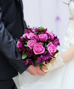 Свадебный букет в фиолетовых тонах - увеличить