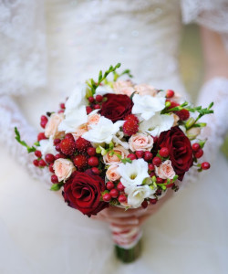 Изысканный букет для свадьбы из роз и фрезий - увеличить