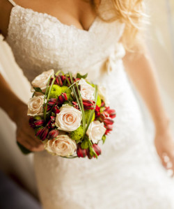 Неповторимый букет невесты  с кремовыми розами - увеличить