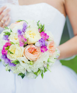 Многоцветный букет невесты из разных цветов - увеличить