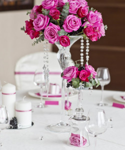 Стол с розовыми розами в вазочке - увеличить