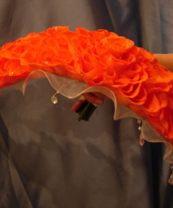 Оранжевый букет невесты с хрустальными подвесками - увеличить