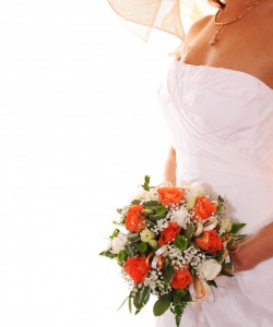 Букет невесты из красных и белых роз - увеличить