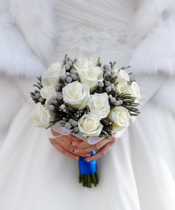 Букет невесты из белой розы на ножке - увеличить