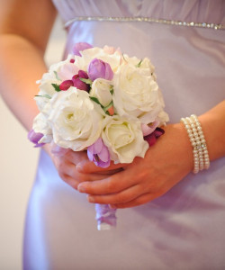 Букет невесты из белых роз и тюльпанов - увеличить