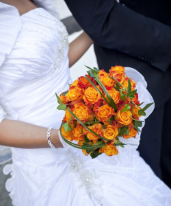 Букет невесты из ярко-оранжевых роз - увеличить