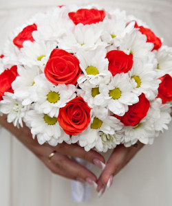 Букет невесты из красных роз и ромашек - увеличить