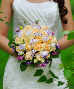 Свадебный букет в желтом цвете с жемчужинами - увеличить