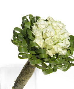 Букет невесты из белых роз с обрамлением - увеличить