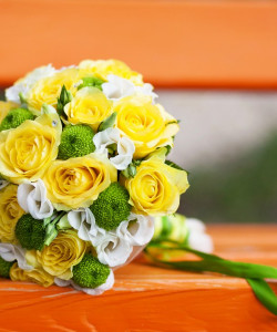 Букет невесты из желтых роз и хризантем - увеличить