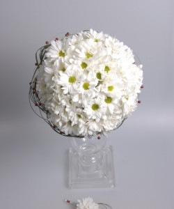 Белый букет невесты и бутаньерка из хризантем  - увеличить