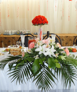 Оформление стола для гостей лилиями и розами - увеличить
