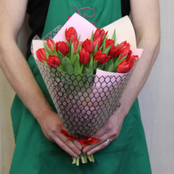 Букет из 19 красных тюльпанов - увеличить