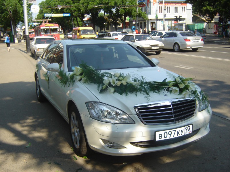 Белые лилии для авто невесты