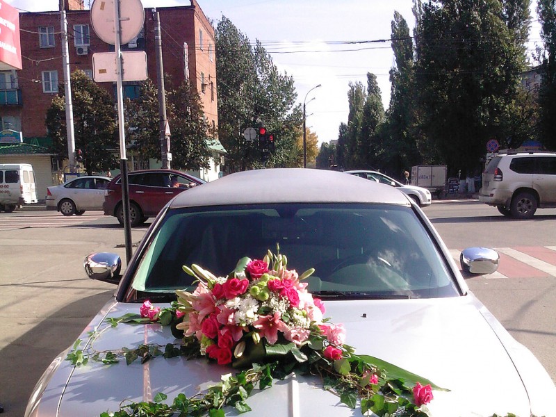 Букет розовых и белых роз на капот автомобиля