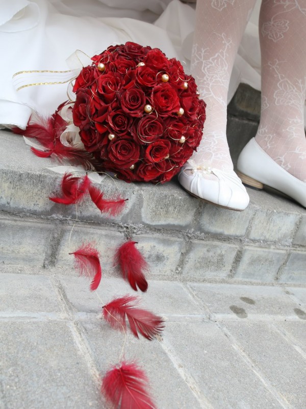 Свадебный букет из красных роз с декором