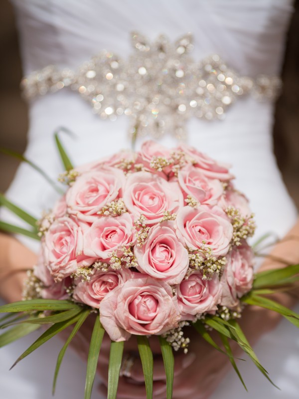 Букет невесты - розовые розы и гипсофила