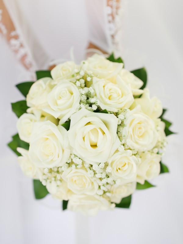 Белый букет невесты из роз и гипсофилы